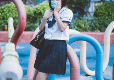 柒柒要乖哦校服，一套cos作品风的照片。