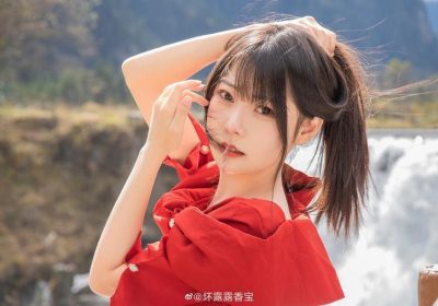 穿着香草喵瑜伽服的美少女分享自己的cos作品