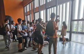 广州漫展搞颜色的小尤奈出来后 在外网接着运营！