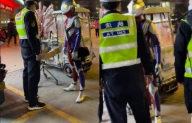 男子COS迪迦奥特曼卖冰糖葫芦被警察驱赶