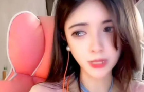 网红狗头萝莉母亲节晒童年经历泪奔而下，网友：心疼！