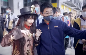广场Cosplay《原神》大妈：这衣服挺好看的！