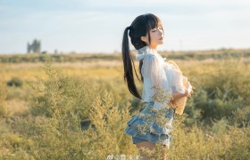 蠢沫沫 迈步在田野中的少女图欣赏