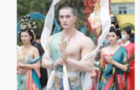 一炮走红的健身达人COSPLAY 男版敦煌飞天