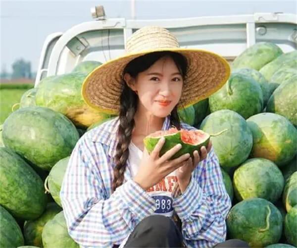 抖音网红麦小登个人资料简介，拖拉机女孩麦小登怎么火了-3