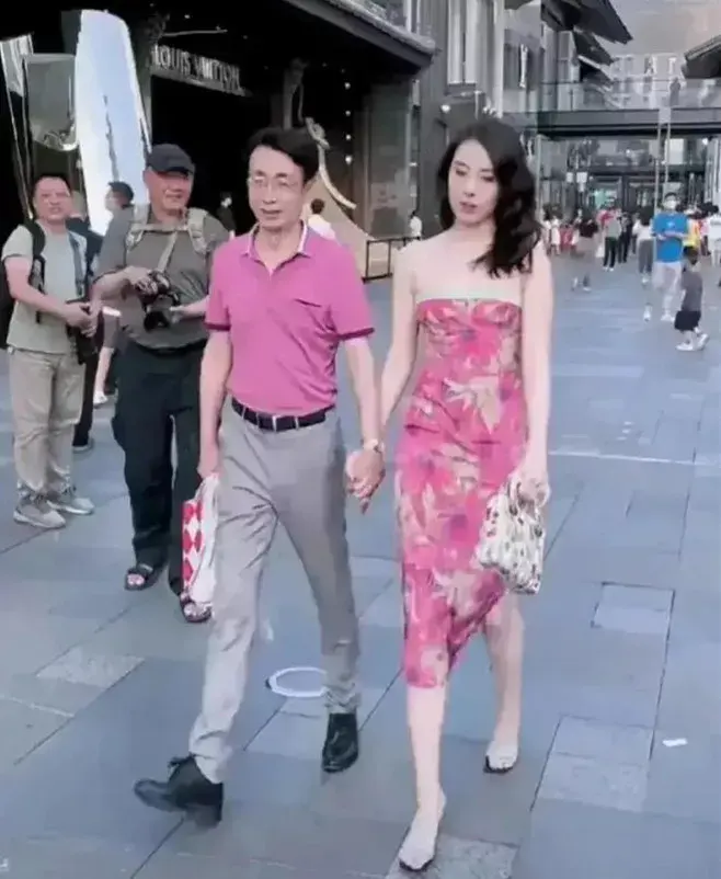 成都牵手门事件免职裙火了，连衣裙卖家呼吁理性消费！-5