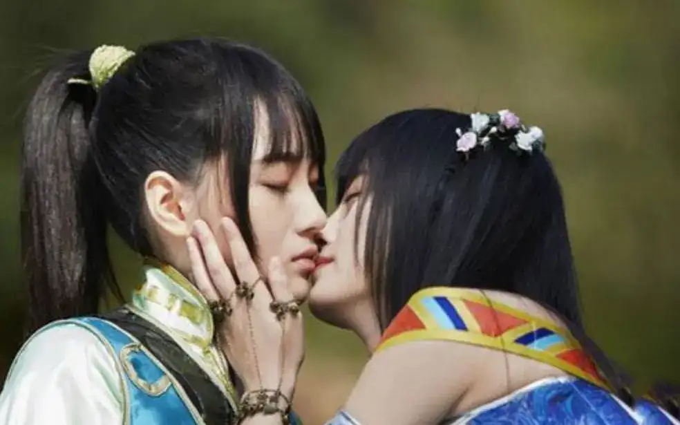 鞠婧祎荧幕初吻给了谁，鞠婧祎第一次是给了张哲瀚吗-2