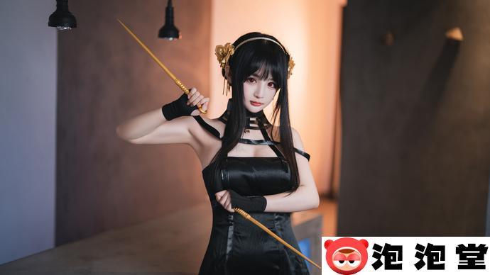 千变万化！樱井宁宁约尔太太英姿飒爽 黑色连衣裙与金色发簪的魔力-2