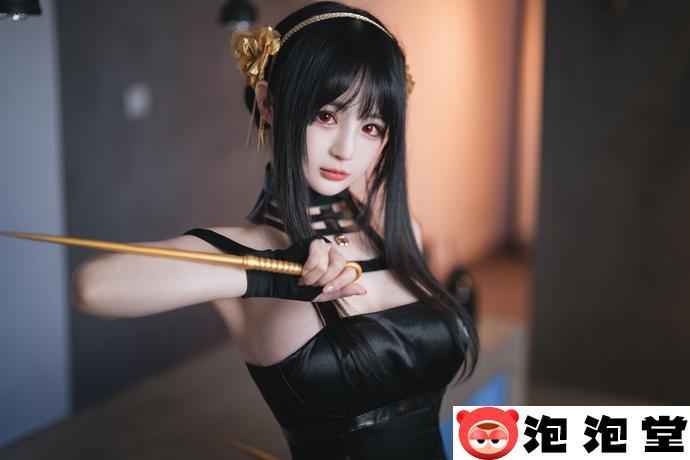 千变万化！樱井宁宁约尔太太英姿飒爽 黑色连衣裙与金色发簪的魔力-1
