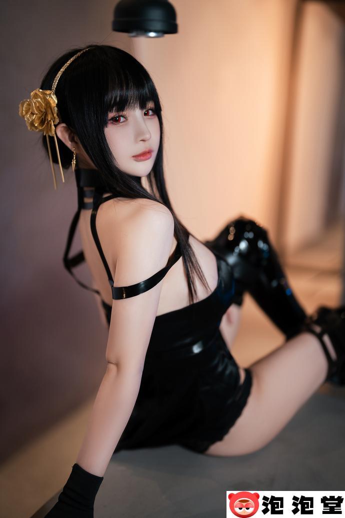 千变万化！樱井宁宁约尔太太英姿飒爽 黑色连衣裙与金色发簪的魔力-6
