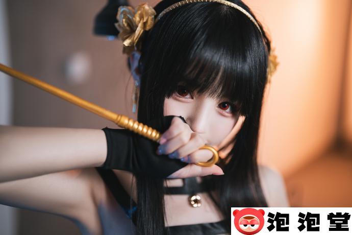 千变万化！樱井宁宁约尔太太英姿飒爽 黑色连衣裙与金色发簪的魔力-4