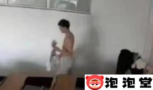 12分04秒黑龙江科技大学阶梯教室情侣上演了一段精彩演出-2