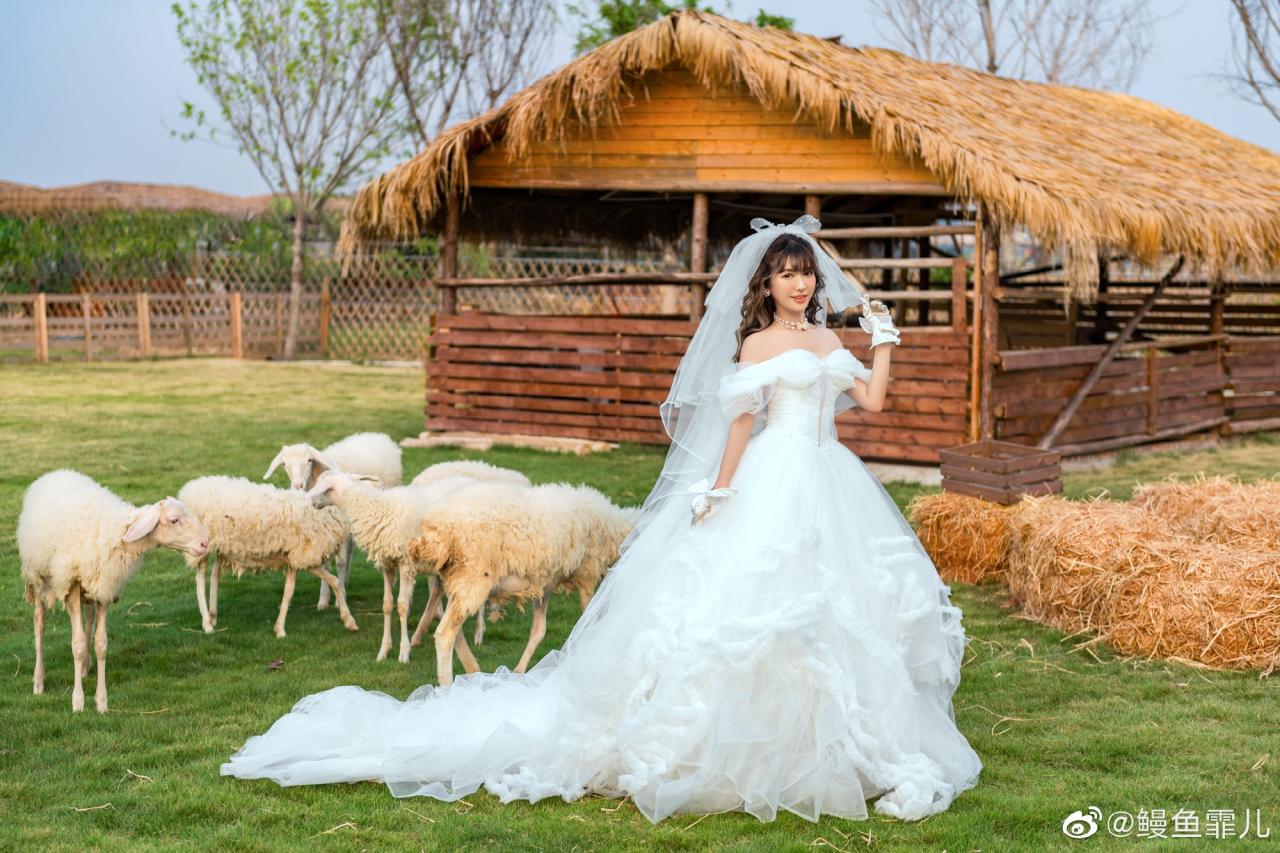 鳗鱼霏儿要结婚了 微博晒出与屿汐学长的婚纱照！
