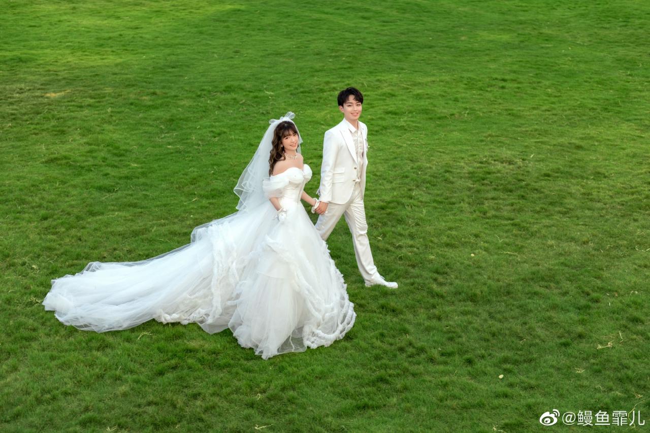 鳗鱼霏儿要结婚了 微博晒出与屿汐学长的婚纱照！