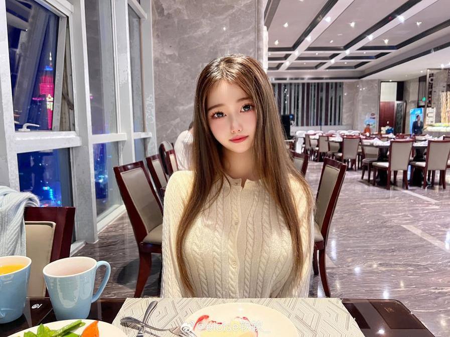 Eloise软软举牌,原图精选:身世复杂的银桥公主cos。 Eloise软软举牌,原图精选:身世复杂的银桥公主cos。