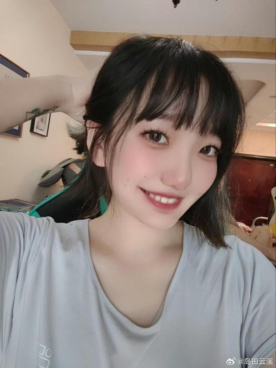 沉静中透着飘逸,云溪溪旗袍套装曝光 沉静中透着飘逸,云溪溪旗袍套装曝光
