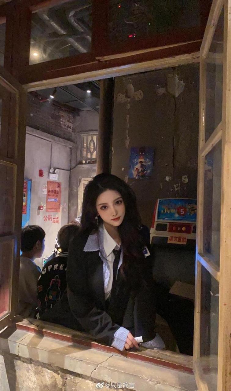完美生活的必备定制只是简言毛衣照，尽显你的时尚品味。