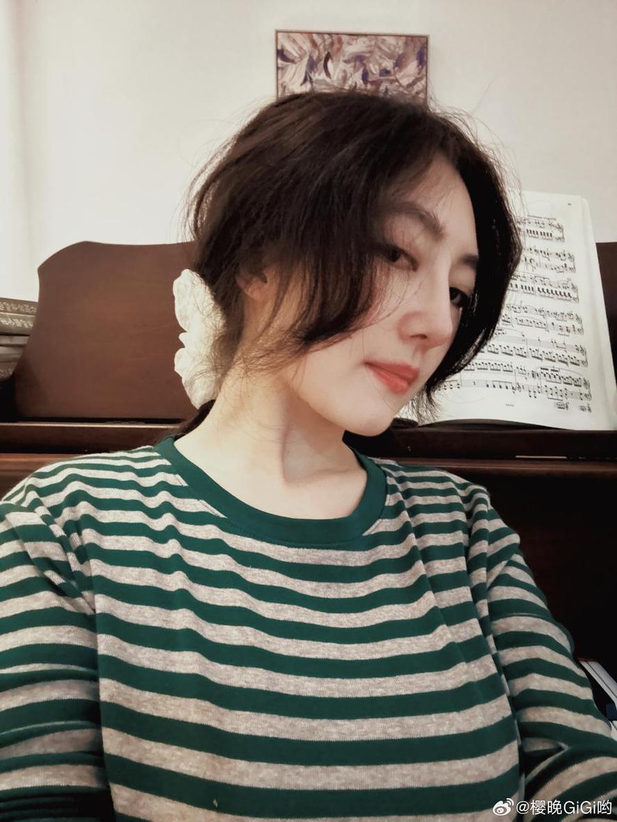 樱晚gigi教钢琴的原图分享，让你更深入地感悟音乐内涵。