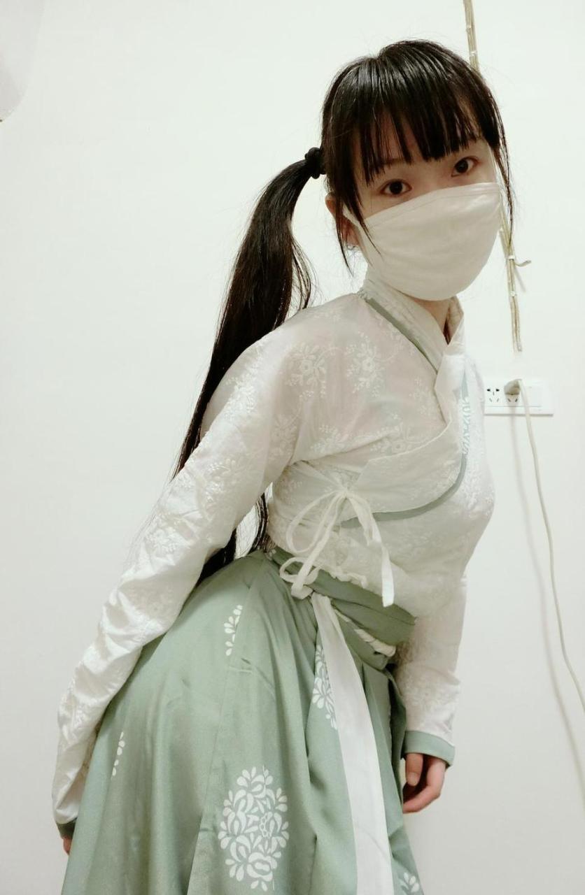 西尔酱之校服白s丝图包,跟大家分享这份美图 西尔酱之校服白s丝图包,跟大家分享这份美图