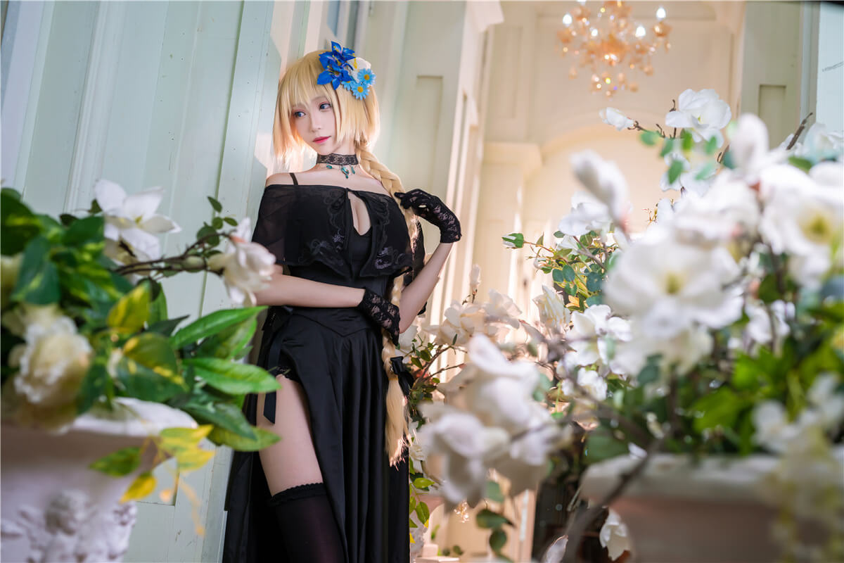 COSPLAY爱好者@青青子js（青青子AK）网友称其为“腿皇”