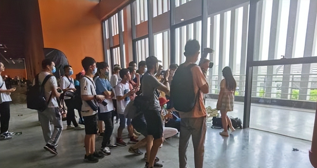 广州漫展搞颜色的小尤奈出来后 在外网接着运营！-图集侠