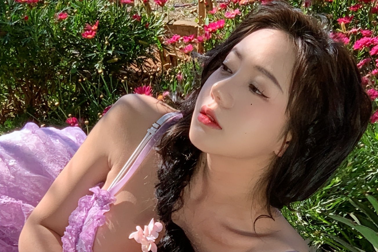 洛丽塔大哥晒出童年照片，网友：从小就是美人胚子-图集侠