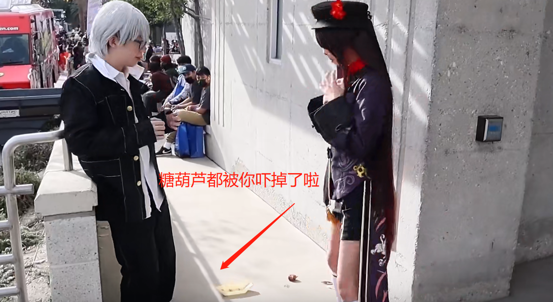 外国妹子COS原神胡桃搞恶作剧 吓坏路人！-图集侠