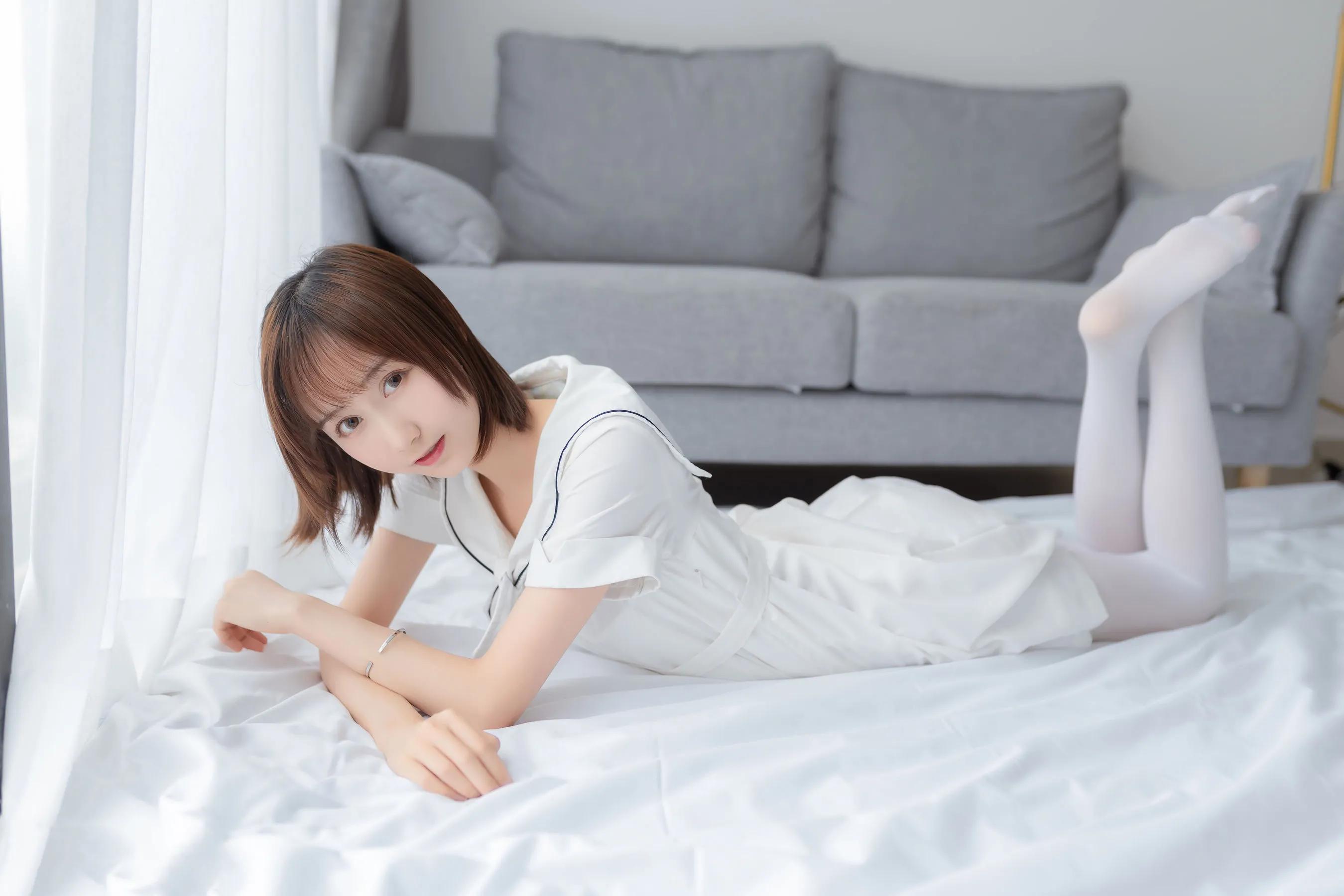 喵糖映画 纯色白裙白丝诱惑美图欣赏-图集侠