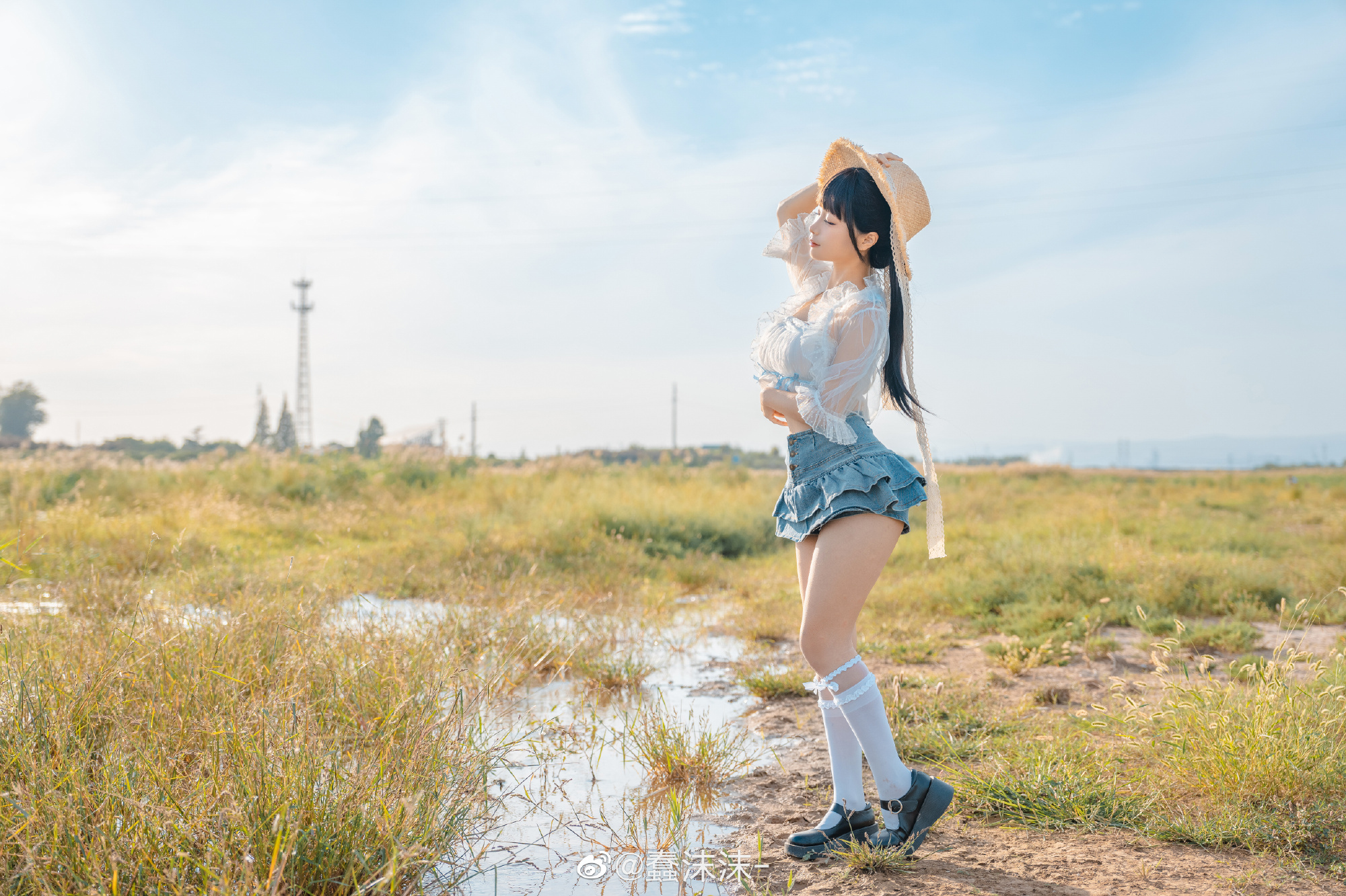 蠢沫沫 迈步在田野中的少女图欣赏-N5次元