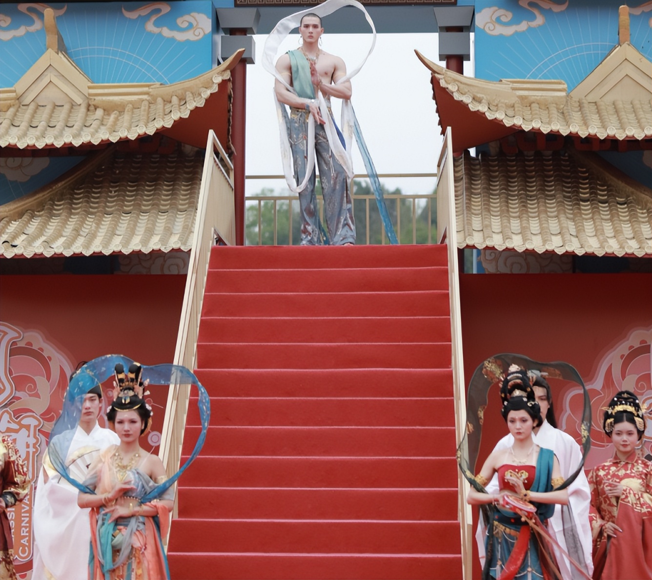 一炮走红的健身达人COSPLAY 男版敦煌飞天-泡泡堂