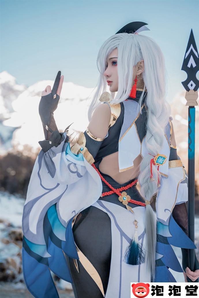 如月灰超绝申鹤Cosplay，冻上雪山也要还原完美角色！