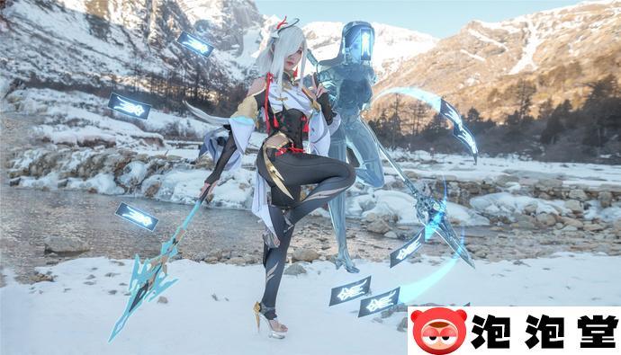 如月灰超绝申鹤Cosplay，冻上雪山也要还原完美角色！