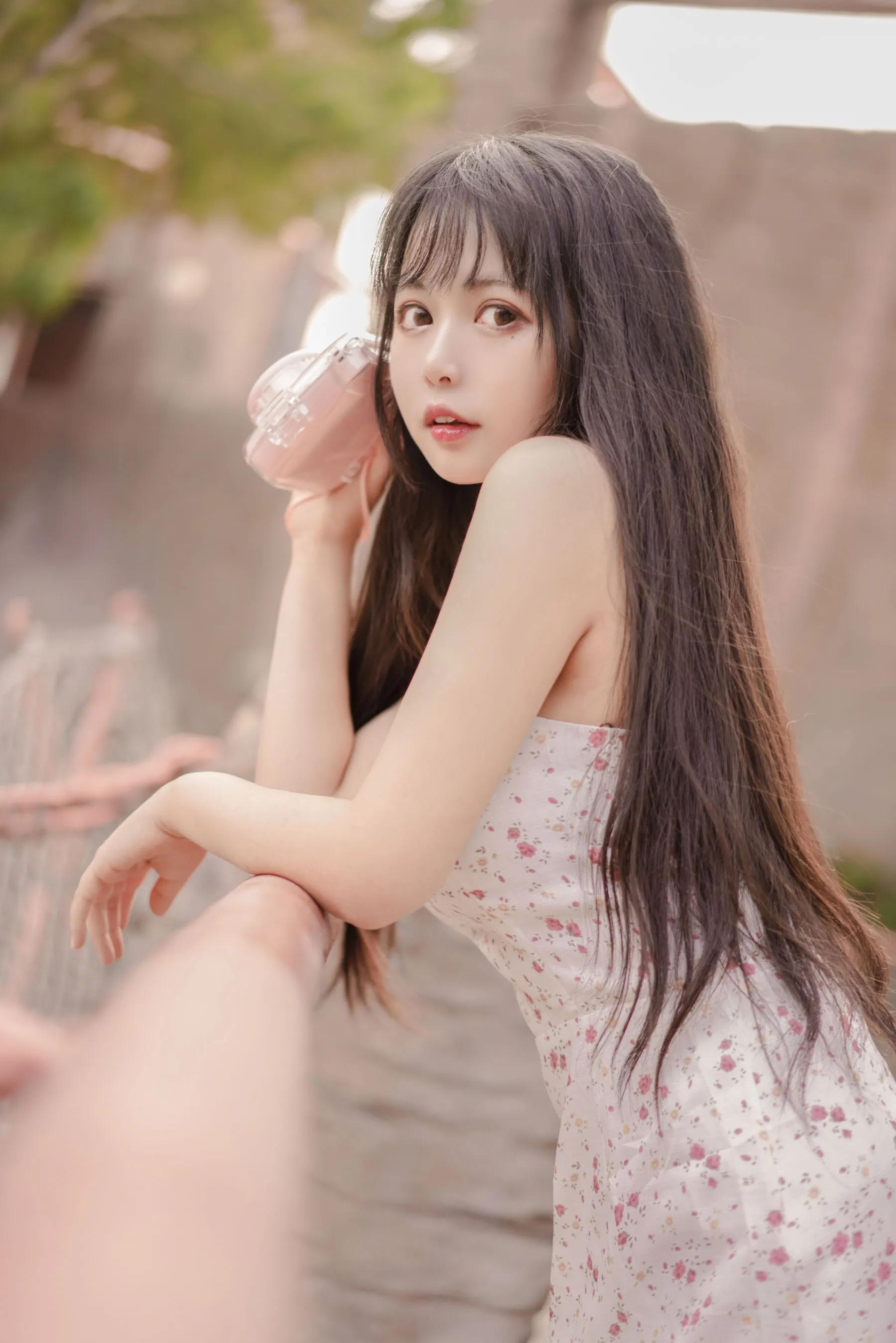 清纯可爱小姐姐黑猫OvO碎花吊带裙美图-N5次元