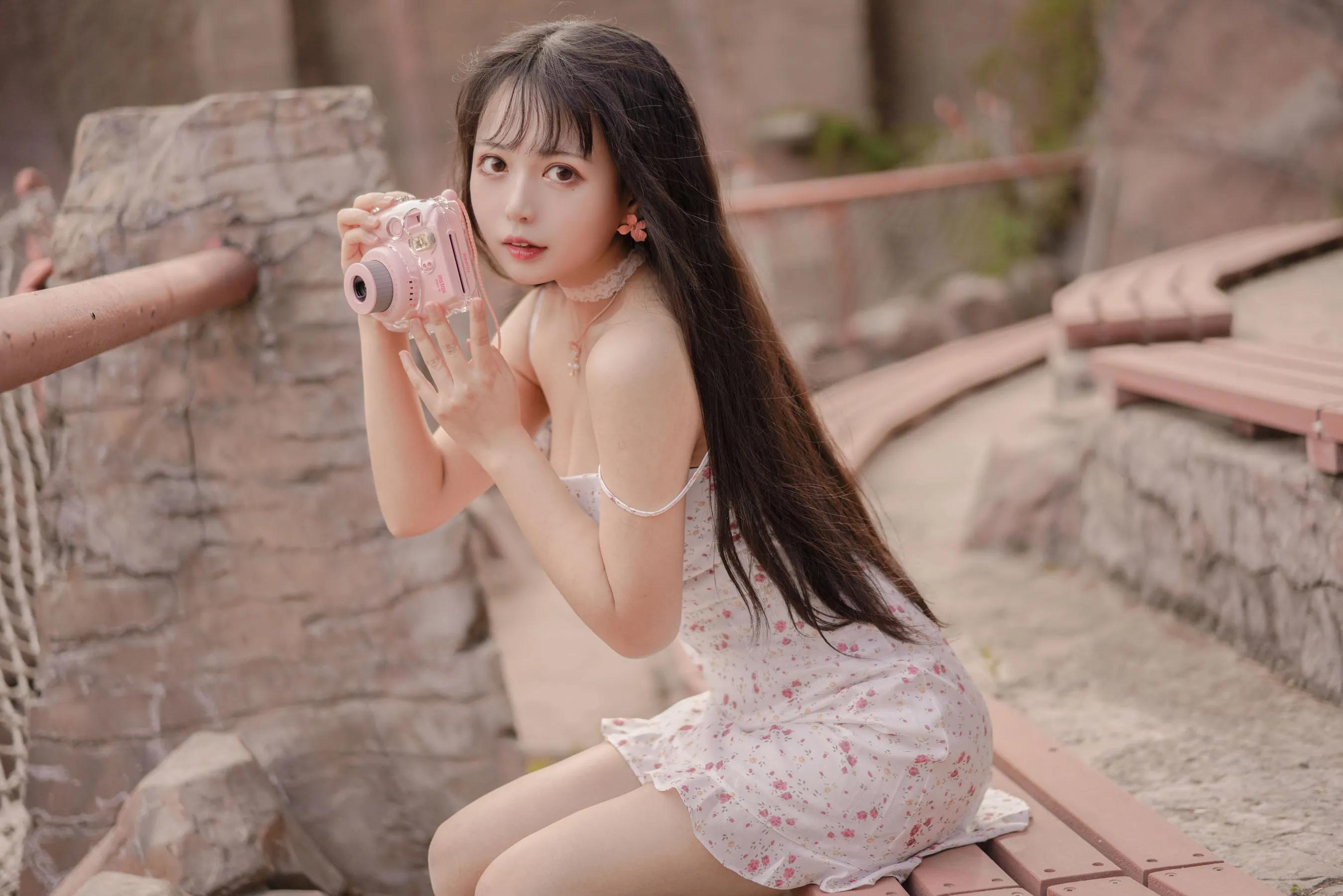 清纯可爱小姐姐黑猫OvO碎花吊带裙美图-N5次元