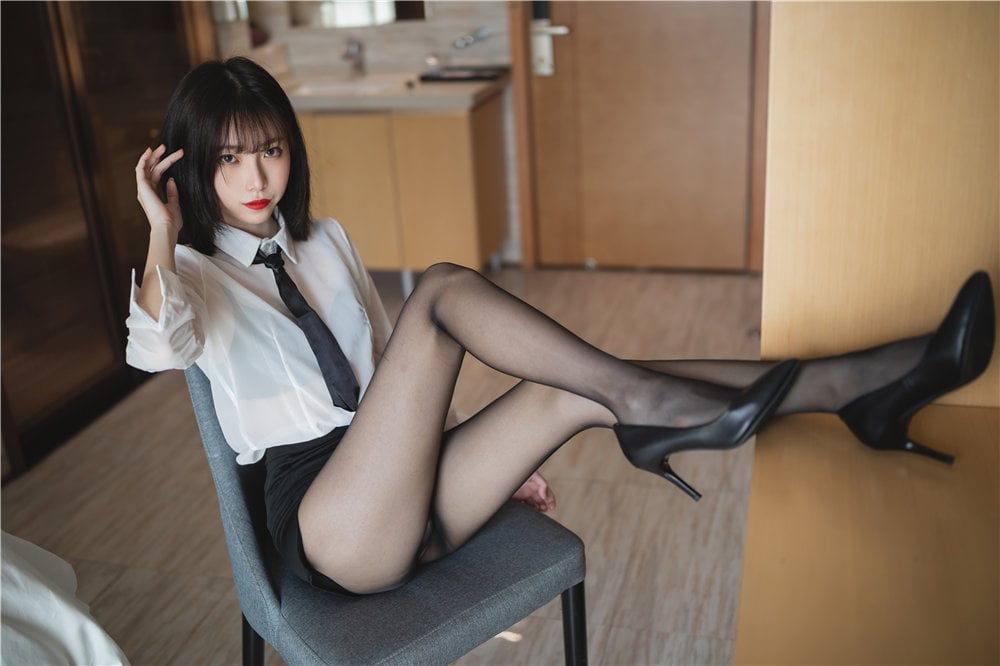许岚lan的OL制服写真果真是业界天花板！-N5次元
