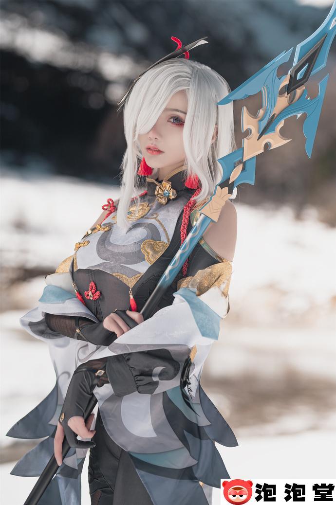 如月灰超绝申鹤Cosplay，冻上雪山也要还原完美角色！