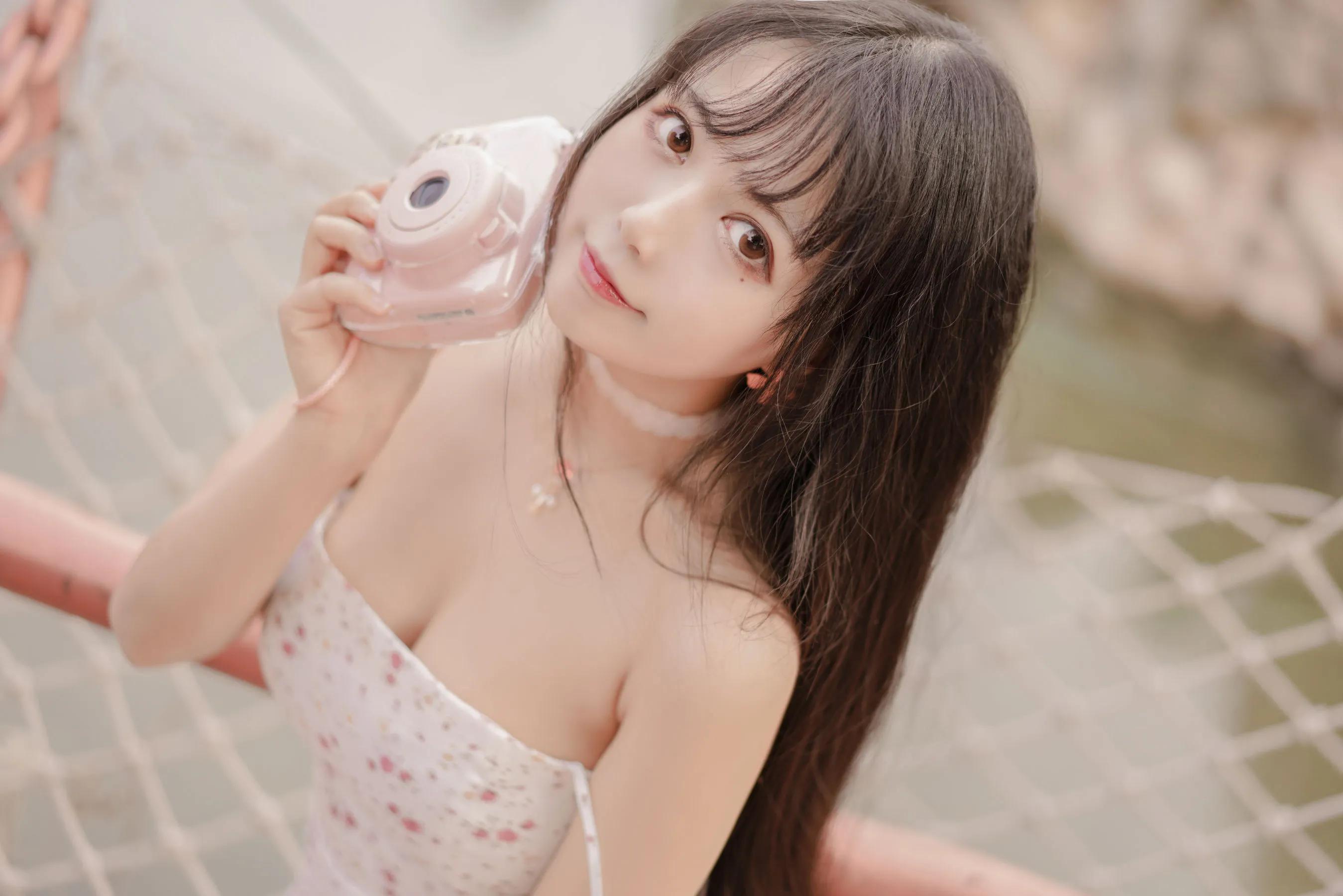 清纯可爱小姐姐黑猫OvO碎花吊带裙美图-N5次元