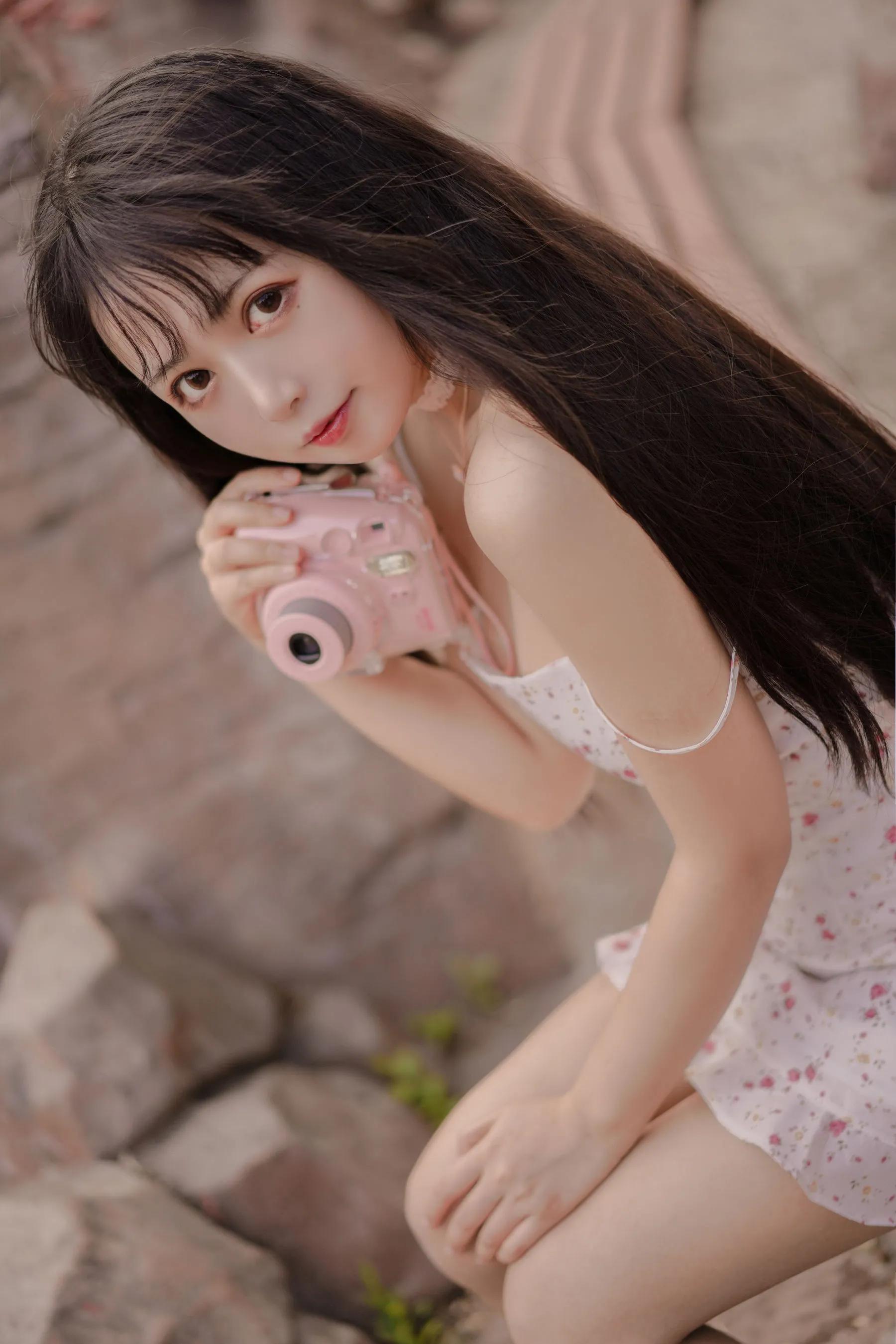 清纯可爱小姐姐黑猫OvO碎花吊带裙美图-N5次元