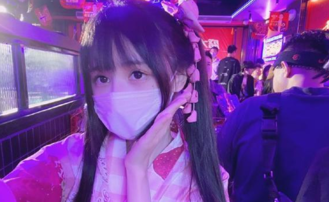 十个萝莉九个富！网红蔡萝莉被质疑靠擦边球走红-图集侠
