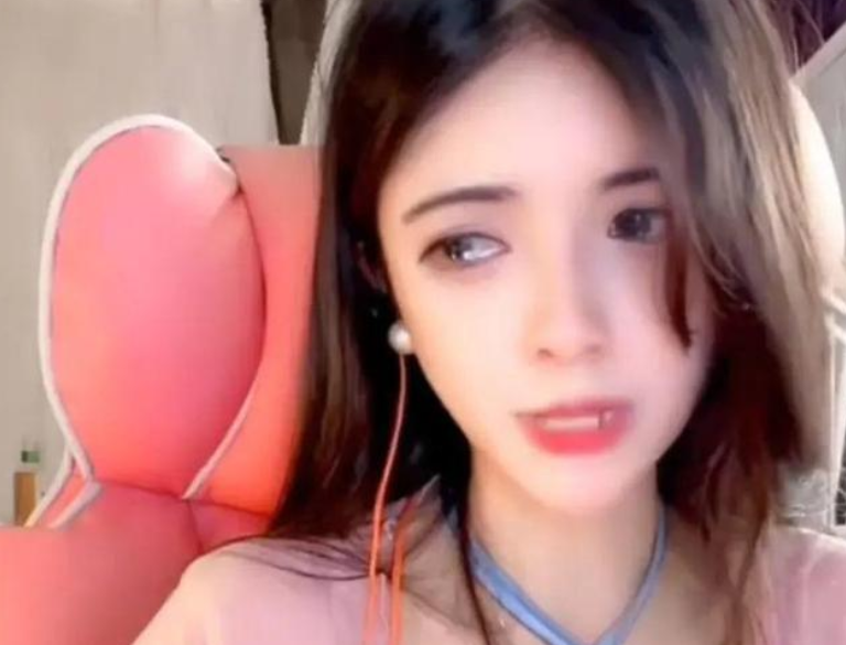 网红狗头萝莉母亲节晒童年经历泪奔而下，网友：心疼！-N5次元
