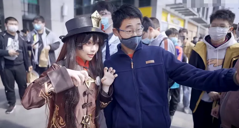 广场Cosplay《原神》大妈：这衣服挺好看的！-N5次元