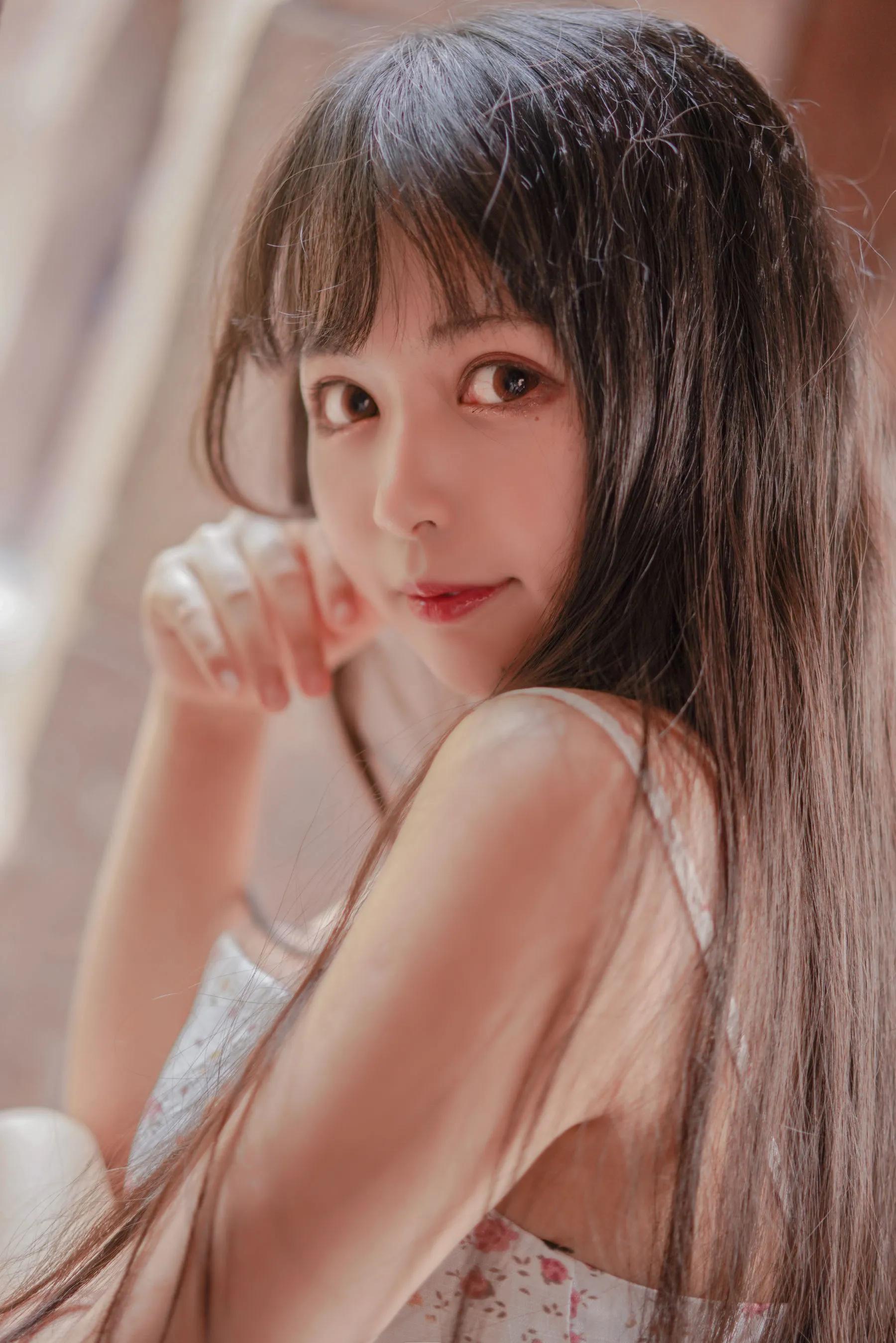 清纯可爱小姐姐黑猫OvO碎花吊带裙美图-N5次元