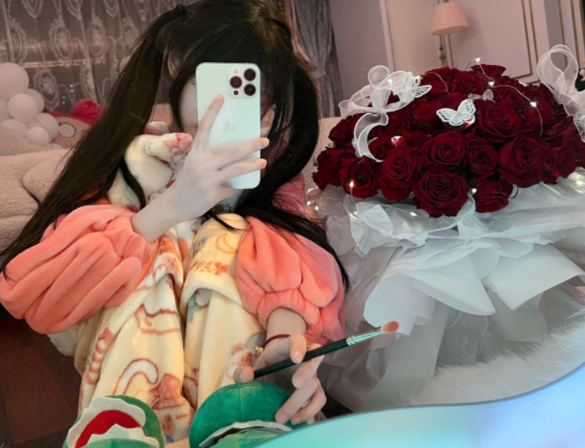 十个萝莉九个富！网红蔡萝莉被质疑靠擦边球走红-图集侠