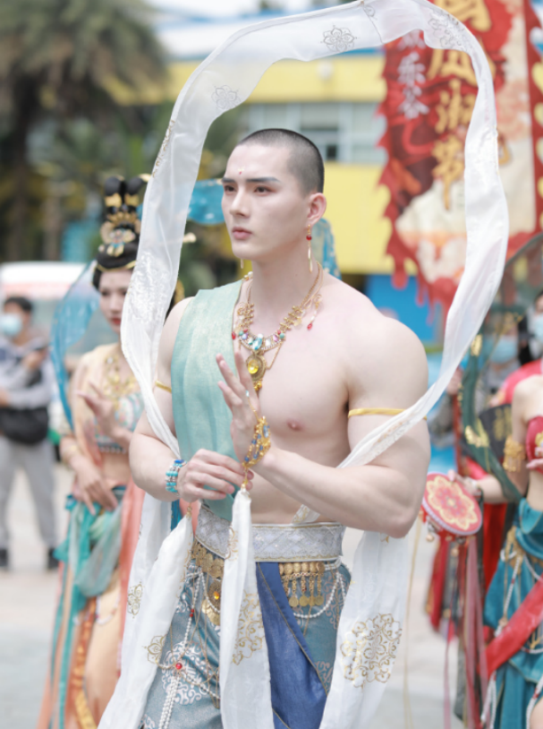 一炮走红的健身达人COSPLAY 男版敦煌飞天-泡泡堂
