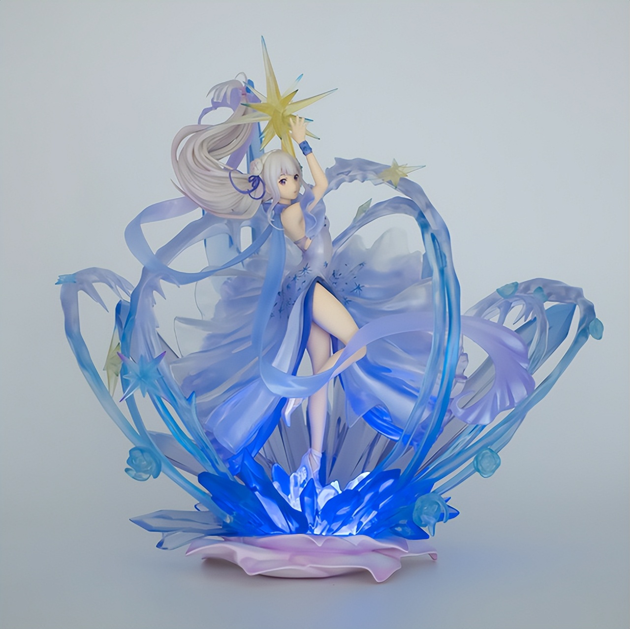 艾米莉亚的水晶礼服有多美？水蓝色高开叉裙迷倒众人！-图集侠