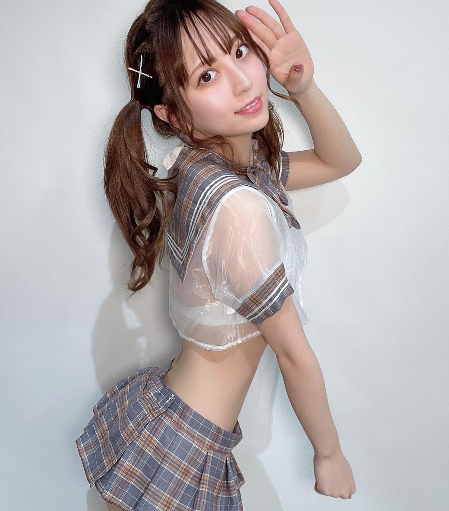 漫画家竹内星菜晒出性感水手服装扮，网友：违反校规！-图集侠
