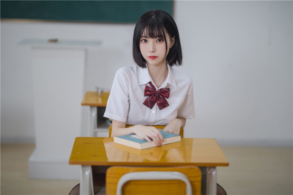 许岚lan的OL制服写真果真是业界天花板！-N5次元