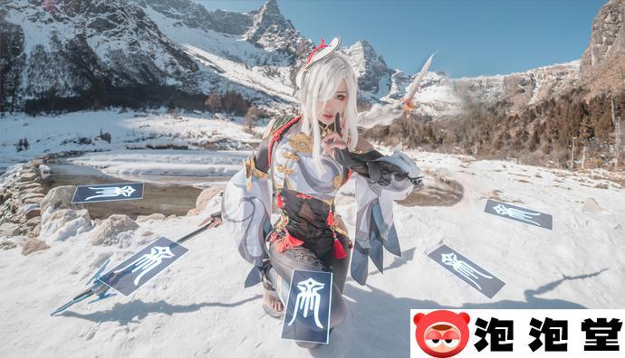 如月灰超绝申鹤Cosplay，冻上雪山也要还原完美角色！