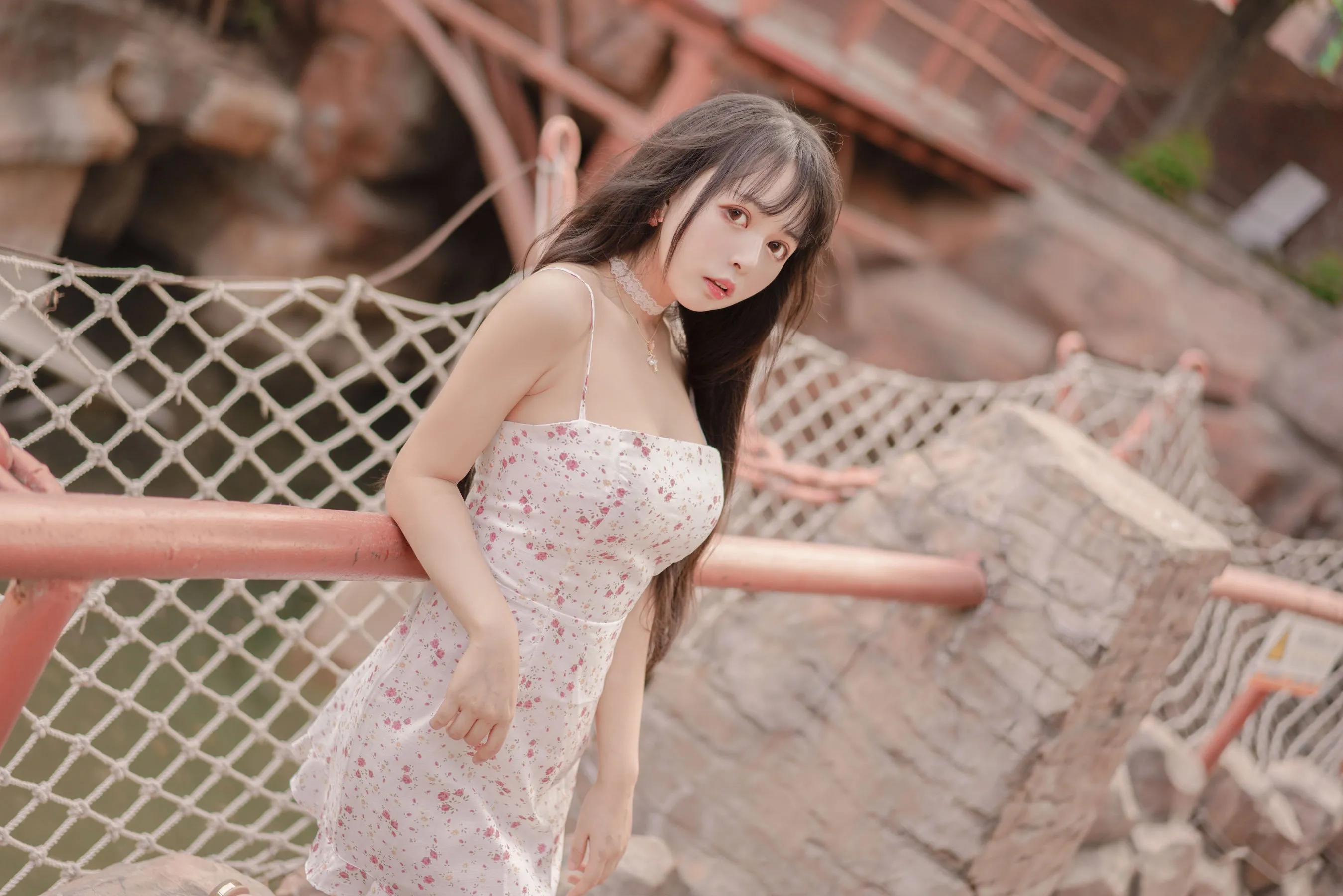 清纯可爱小姐姐黑猫OvO碎花吊带裙美图-N5次元